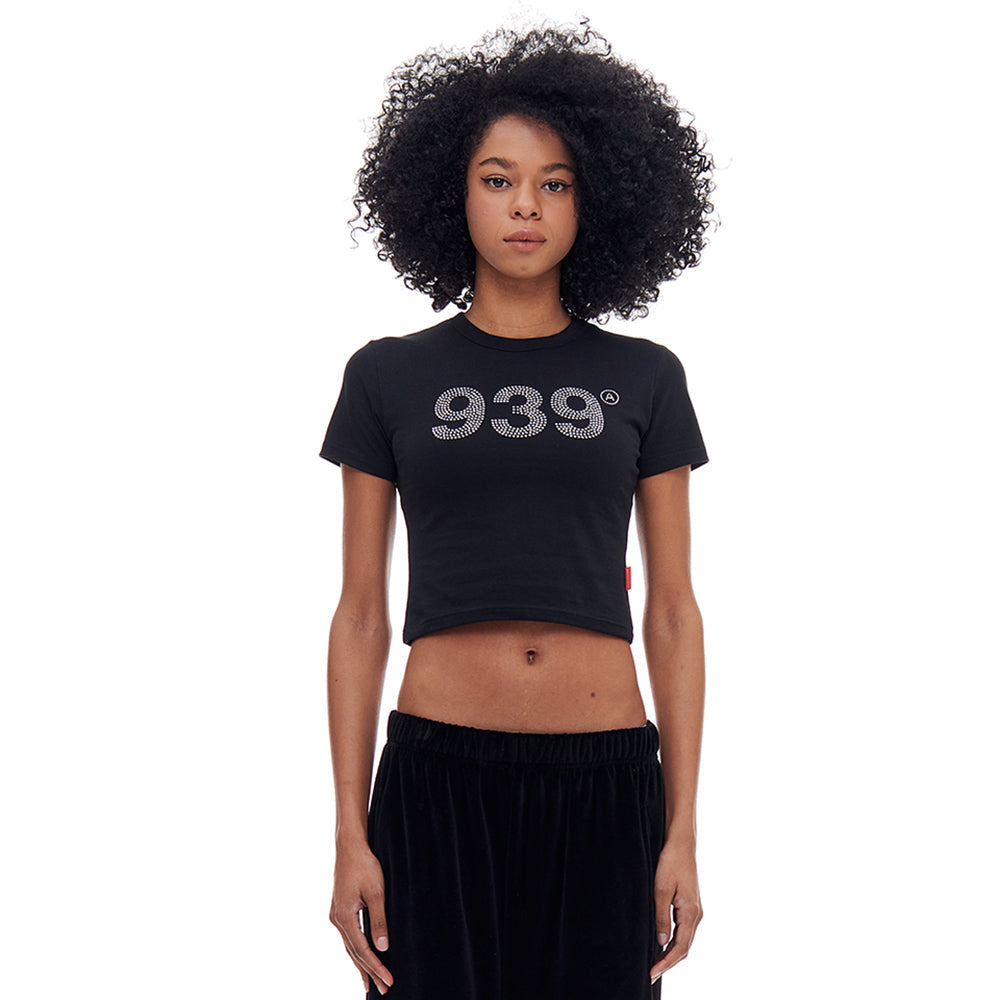 939ロゴクロップトップス/939 LOGO CROP TOP (BLACK/HOTFIX