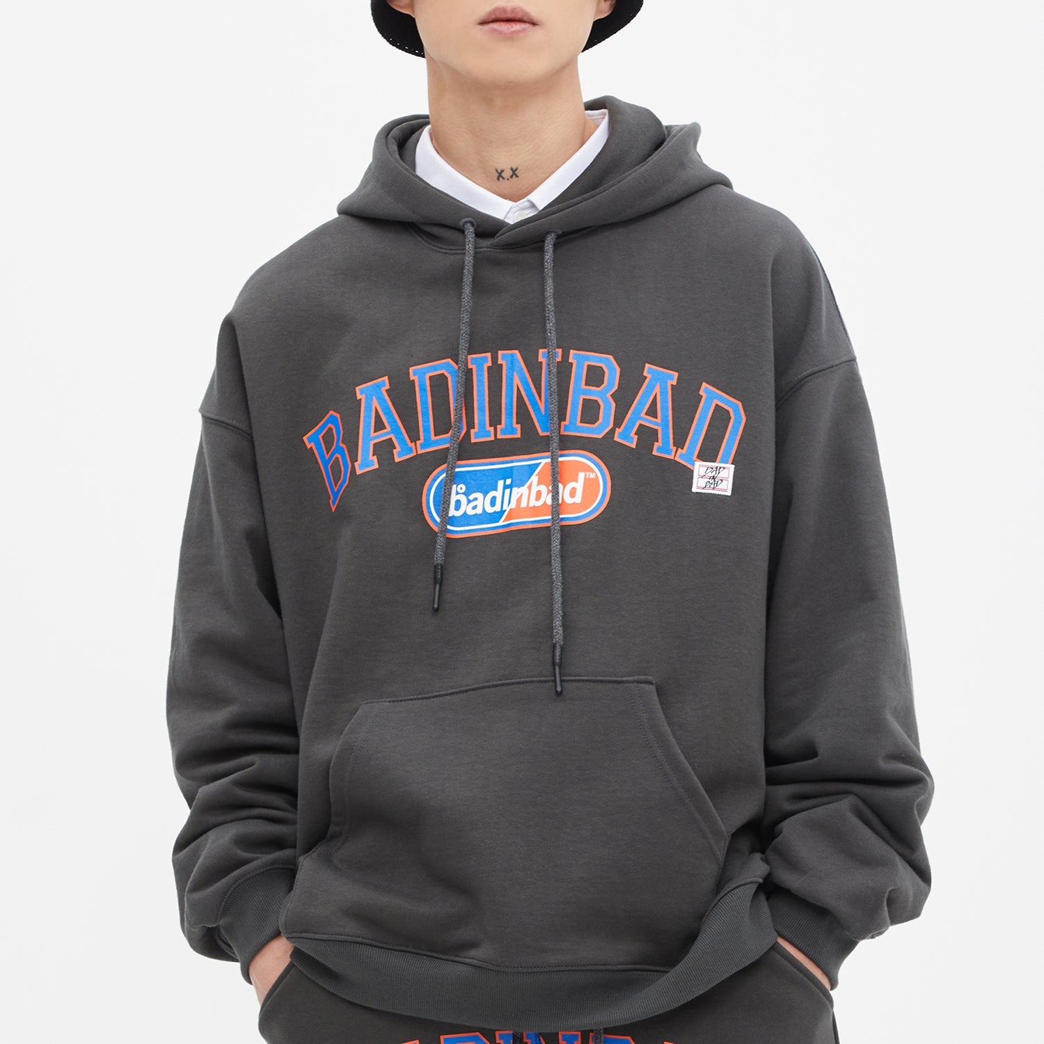 カレッジフロントヘビーウェイトフーディー/COLLEGE FONT HEAVY WEIGHT HOODIE_CHARCOALbadinbad/ {{  category }}