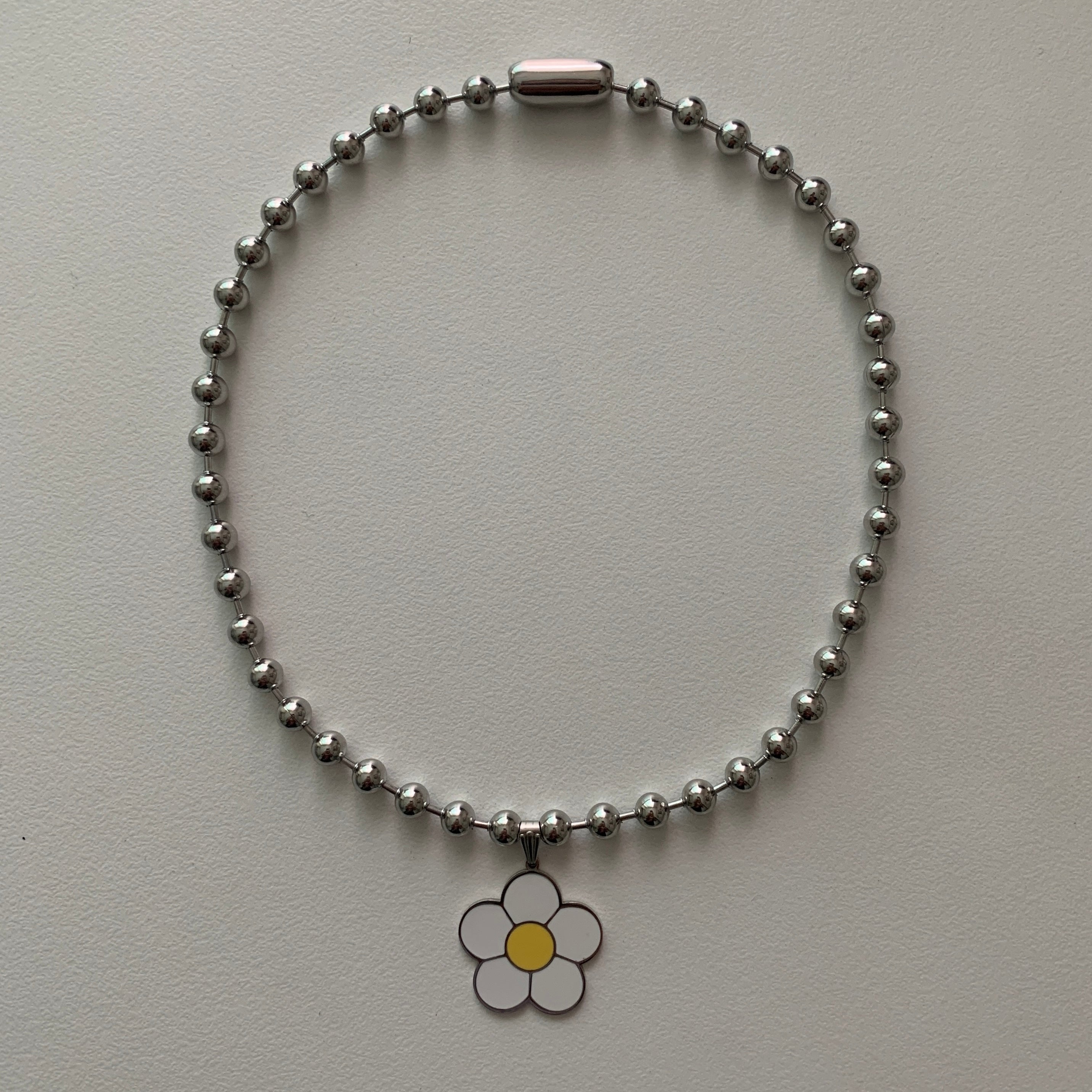 ホワイトフラワーネックレス/white flower necklace – 60% - SIXTYPERCENT