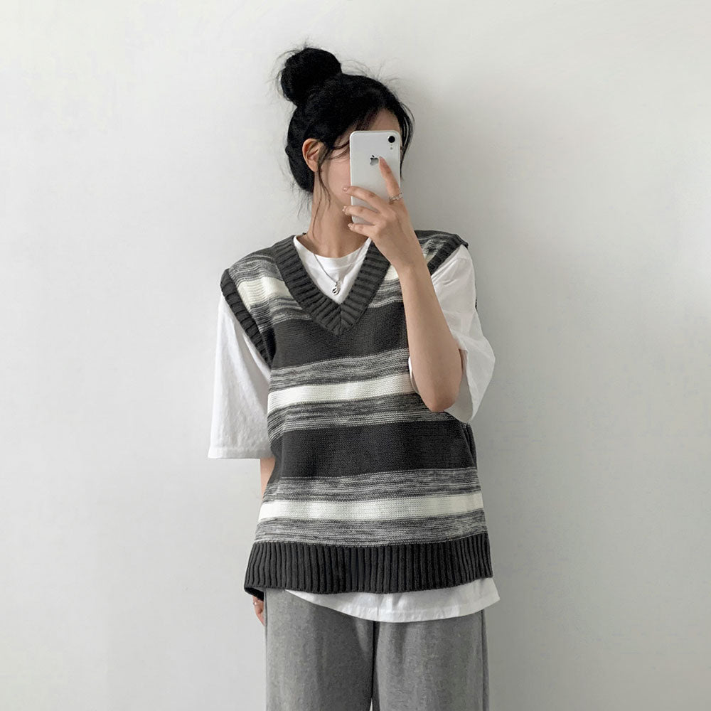 ユニセックスVネックルーズニットベスト / Unisex V-neck Loose Knit VestBEIDELLI/ {{ category }}