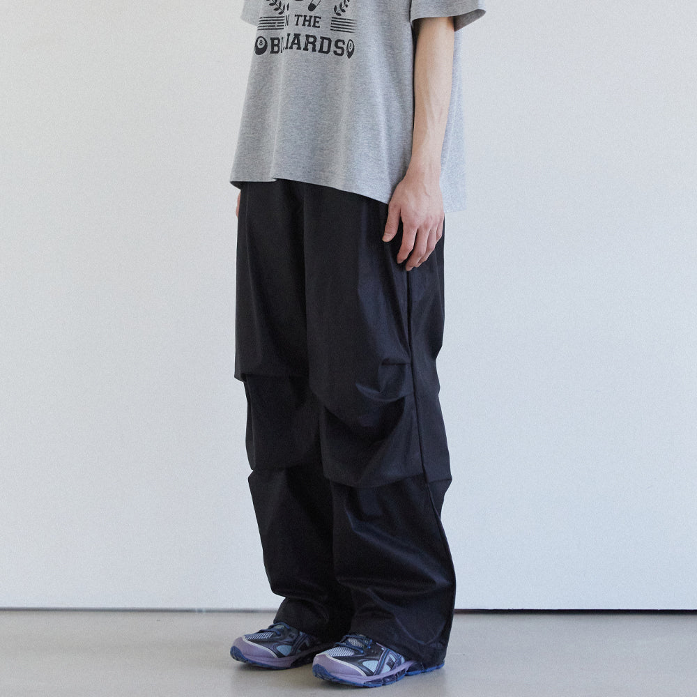 グロッシーコットンパラシュートパンツ / GLOSSY COTTON PARACHUTE PANTS (BLACK)JUAN HOMME/ {{  category }}