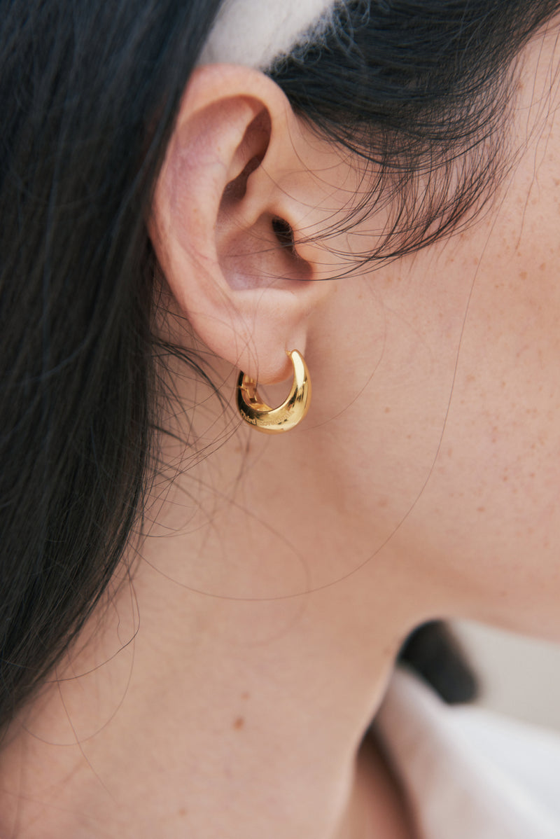 ハーフムーンピアス / Half Moon Earring (Gold) – 60% - SIXTYPERCENT