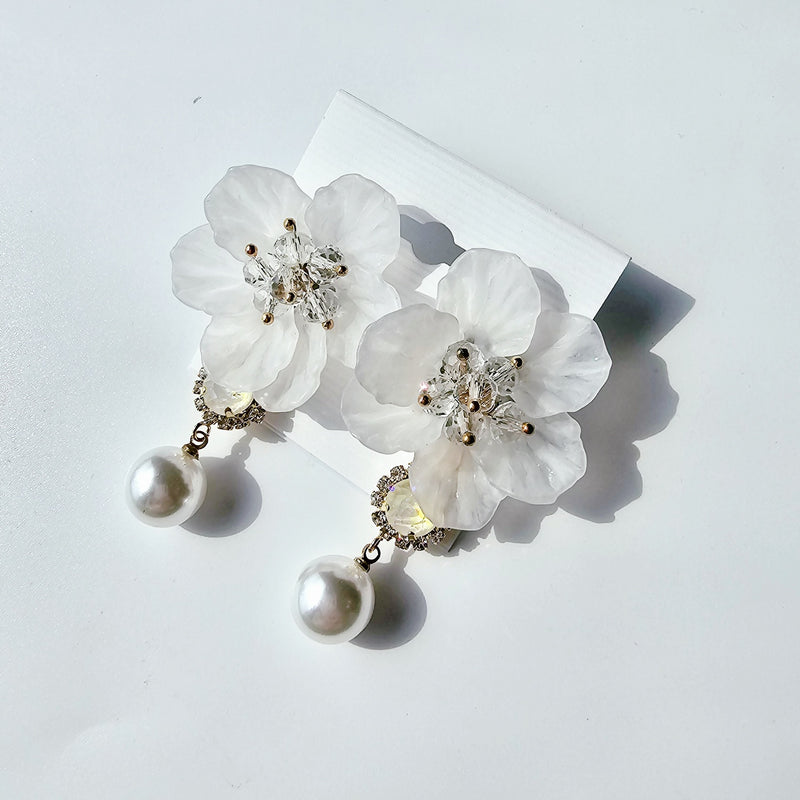フラワースワロフスキーパールイヤリング / Flower Swarovski Pearl Earring (3color)
