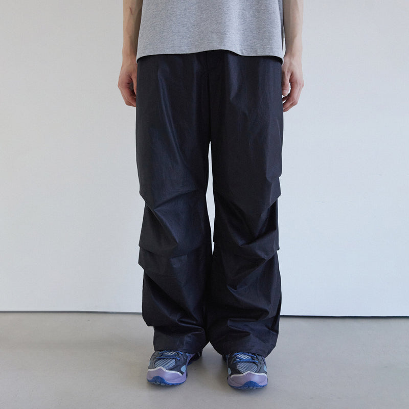 グロッシーコットンパラシュートパンツ / GLOSSY COTTON PARACHUTE PANTS (BLACK)JUAN HOMME/ {{  category }}