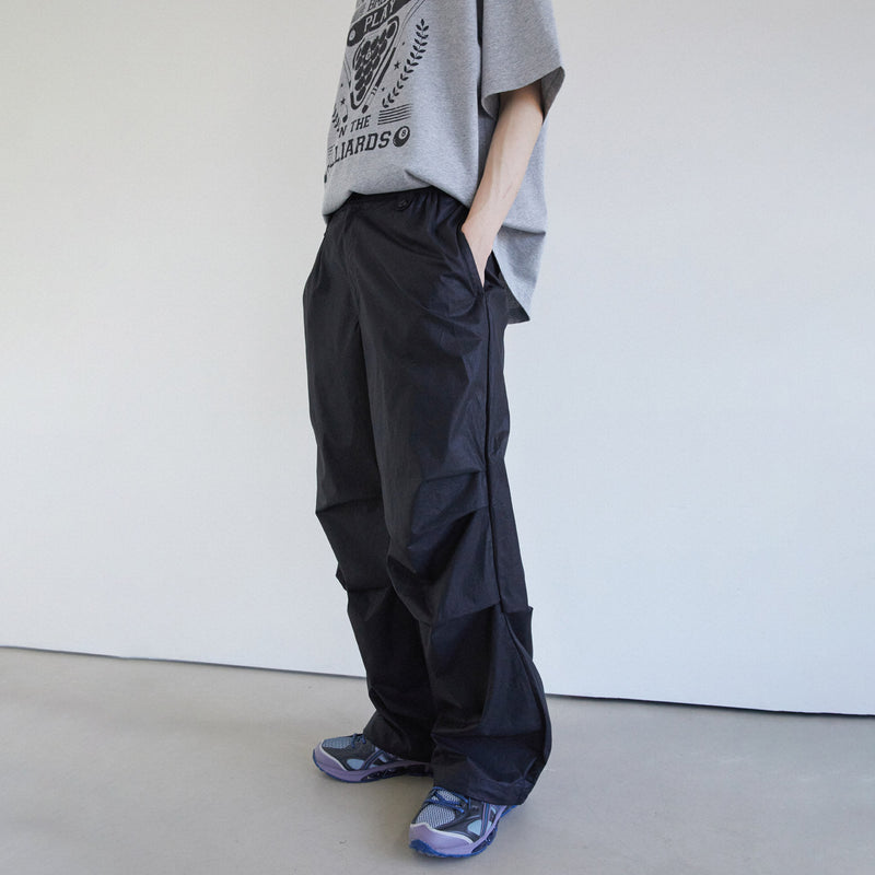 グロッシーコットンパラシュートパンツ / GLOSSY COTTON PARACHUTE PANTS (BLACK)JUAN HOMME/ {{  category }}