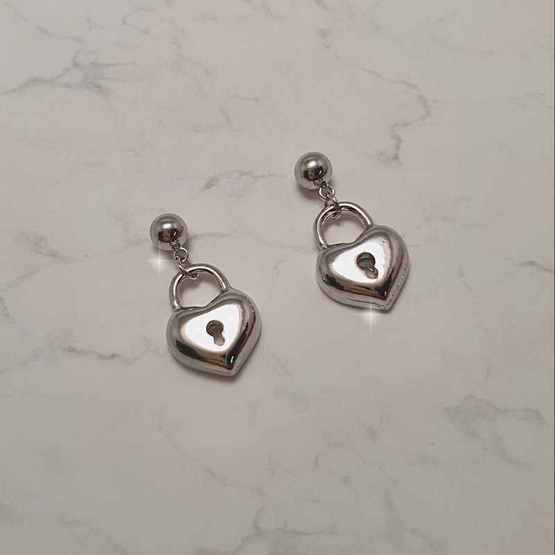 ハートロックイヤリング / Silver Heart Lock Earring (LE SSERAFIM